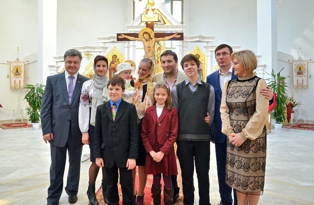 Родини Луценків та Порошенків хрестять дитину -- Стеця (міністра, екс-керівника 5-го каналу)