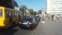 Водіїв міського голови Рівного та начальника поліції області оштрафували за неправильне паркування