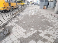 Стан тротуару у самісінькому центрі Рівного обурює рівнян (ФОТО)