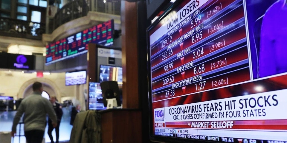 Ніью-Йоркська біржа ще в січні 2020 (на екрані повідомлення про коронавірус, який б'є по котуванням акцій)