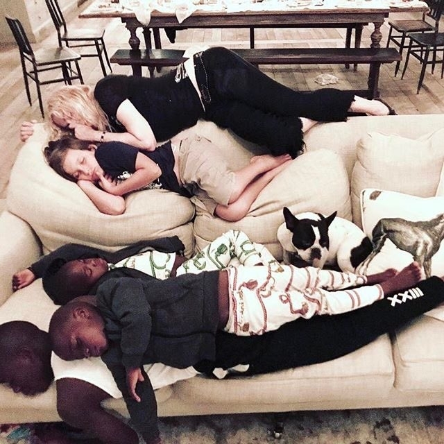 Мадонна спить з прийомними дітьми вдень. Фото з Твітера зірки.