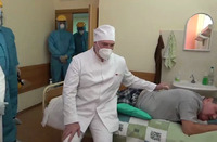 «Уже бастовать не будут»: Лукашенко в лікарні для хворих на COVID-19 пожартував про протести (ФОТО/ВІДЕО)