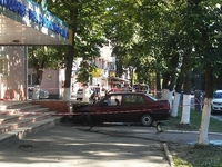 У Рівному автомобіль ледь не влетів на сходи лікарні (ФОТО)