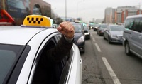 «Ти що дверима грюкаєш, с*ка?»: таксист накинувся на пасажирів з кулаками