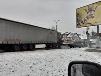 Вантажівка потрапила у ДТП у Рівному (ФОТО/ВІДЕО)