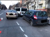 У Рівному «китаєць» протаранив припарковані авто (ФОТО)