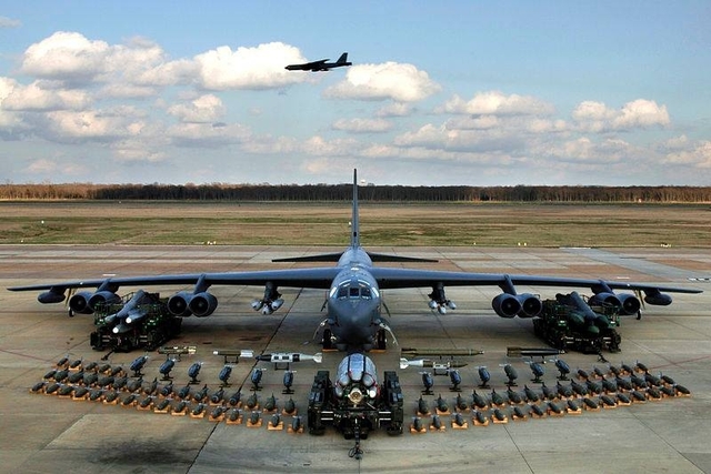 Стратегічний бомбардувальник В-52 та всі його ядерні бомби і ракети