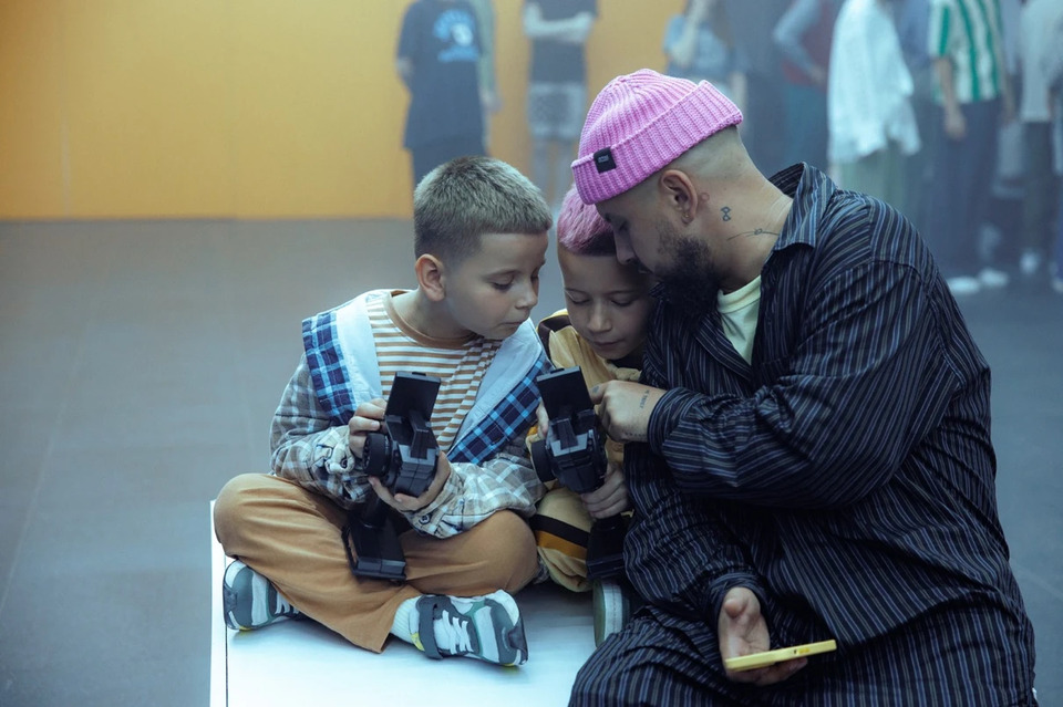 Монатік у запальному кліпі зняв своїх синів на тлі сучасного мистецтва (ФОТО/ВІДЕО)