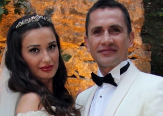 Ягмур та Емре під час весілля, яке вони справили у Франції в 2012 р.