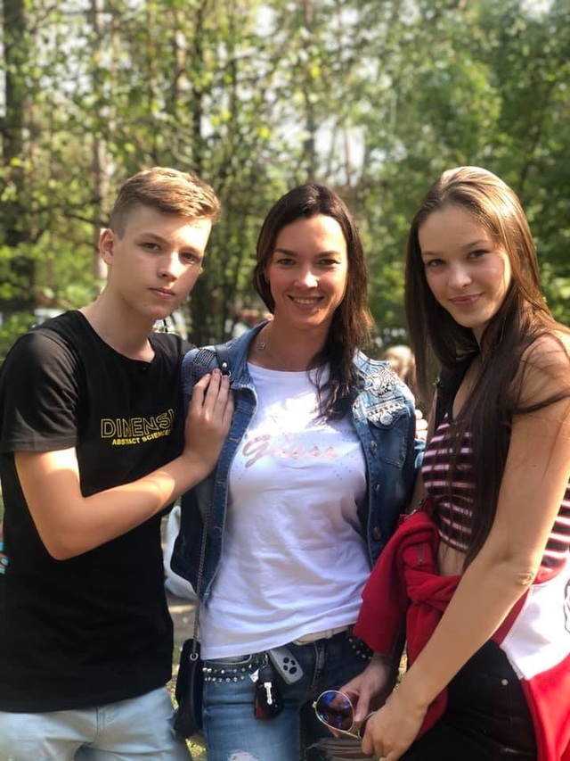 На фото колишня дружина Максима Соколюка Юлія з дітьми. Фото з її Facebook-сторінки