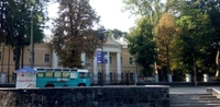 Хомко не зміг «вигнати» старенький автобус біля музею (ФОТОФАКТ)