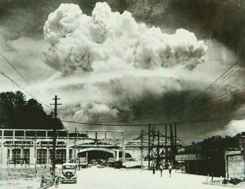 Фото ядерного гриба над Нагасакі. Світлину зробили з острову неподалік за 20 хвилин після вибуху.