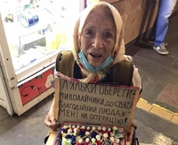 94-річна майстриня продає на вулиці ляльки-мотанки, аби заробити на операцію (ФОТО) 