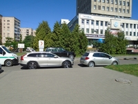 Біля Рівненського ЦНАПу паркуються з порушеннями (ФОТО)