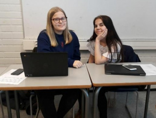 Патрісія (ліворуч) у фінській школі