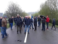 Біля Рівного протестують десятки людей (ФОТО)