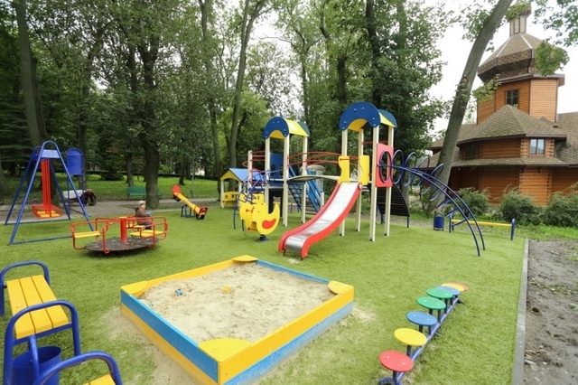 У Старому парку Тернополя встановили спортивний та дитячий майданчики, а також провели реконструкцію пішохідних доріжок. Придбали та встановили дитячі майданчики в рамках реалізації проекту «Громадського бюджету». На проект було передбачено 99 тисяч грн.