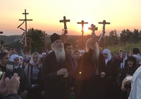 Віряни рухаються кількатисячною хресною ходою до Почаєва (ВІДЕО)