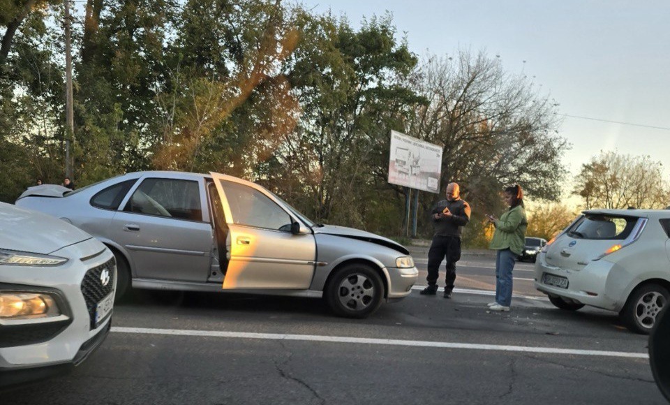 Секунда неуважності і - ДТП: У Рівному сталася потрійна аварія (ФОТО/ВІДЕО)