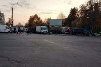 Вантажівки з товаром приїхали на одну з вулиць Рівного (ФОТО)