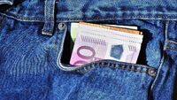 Чому не можна носити гроші в кишені: Пояснюють народні прикмети
