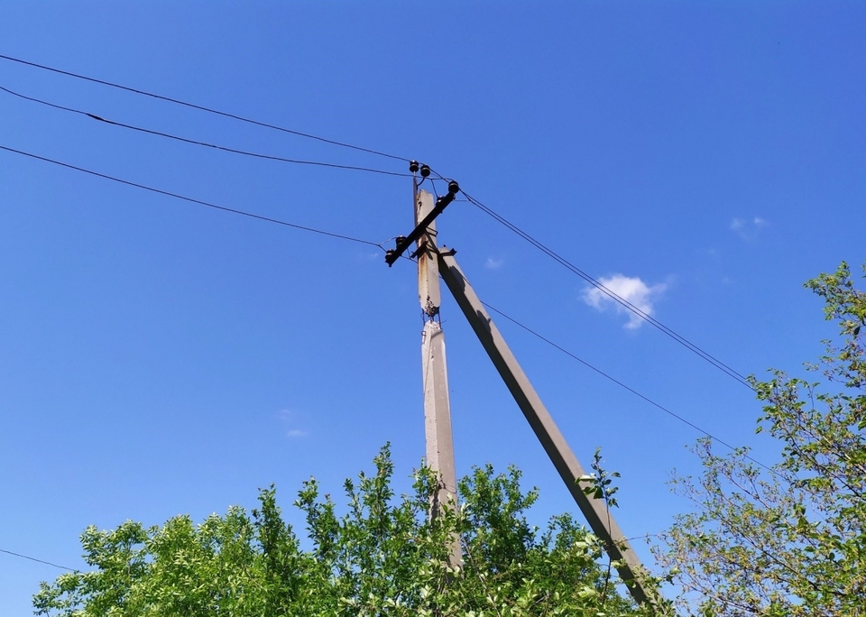 Фото пошкодженої під час бойових дій мережі зроблене українськими енергетиками під час відновлення електропостачання жителям Золотого Попаснянського району Луганської області