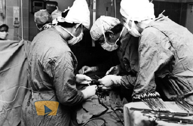 Одна з перших операцій, під час якої людині пересаджували серце. Фото з інтернету.