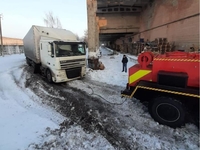 Вантажівки забуксували у сніговому заметі та перегородили рух на двох вулицях у Рівному (ФОТО)
