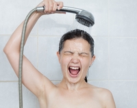 Освіжаючий душ: як у центрі Рівного рятували людей (7 ФОТО)