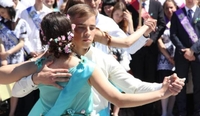 Як випускники Рівненської української гімназії прощальний вальс танцювали (ВІДЕО)