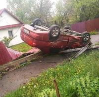 Легковик влетів у подвір'я та зруйнував паркан на Рівненщині (ФОТО/ВІДЕО)