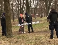 Жінку вклали на землю, бо вигулювала собаку без намордника (ВІДЕО)