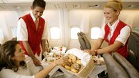 Викинь каку: туристам розповіли, чому не можна їсти безкоштовні булочки в літаку