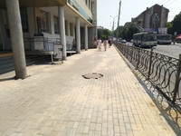 Як нині виглядає тротуар біля Головпоштамту у центрі Рівного (ФОТО)