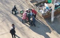 У Росії люди побилися за «просрочку» з супермаркета та віднесли її до машин (ВІДЕО) 