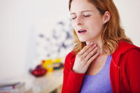 Від болю у горлі позбавить… морозиво: 5 незвичних засобів від хворого горла