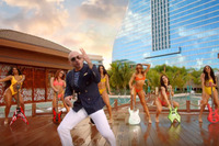 Pitbull показав новий кліп з напівголими кралями