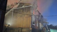 Майже 20 годин гасять пожежу в Острозі: є ризик загибелі людини (ФОТО)