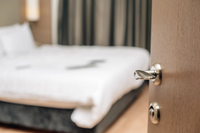 Молодь у Китаї підсіла на новий тренд: замість квартири, обирають життя у готелі