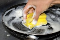  Хитрий трюк для дому з використанням губки для миття посуду і магніту