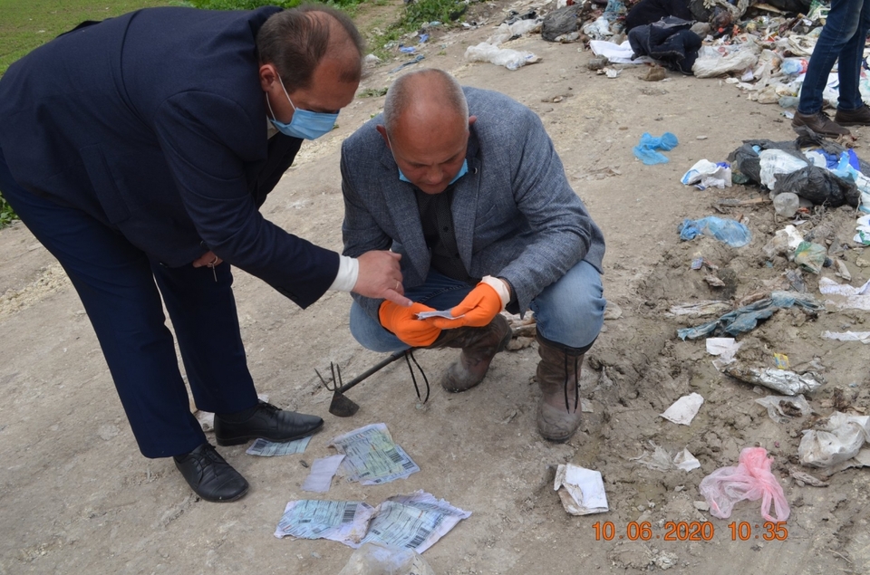 Торік львівське сміття викинули біля Демидівки. На фото чиновники шукають підтвердження походженню сміття. Фото ілюстративне. Джерело - Рівненські новини.