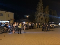 Люди оплесками дякували поліції за звільнення заручників (ФОТО)