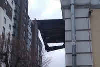 Балкон може впасти на перехожих у центрі Рівного (ФОТО)