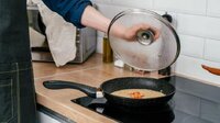 Копійчаний спосіб: Як відчистити застарілий жир під металевим обідком скляної кришки