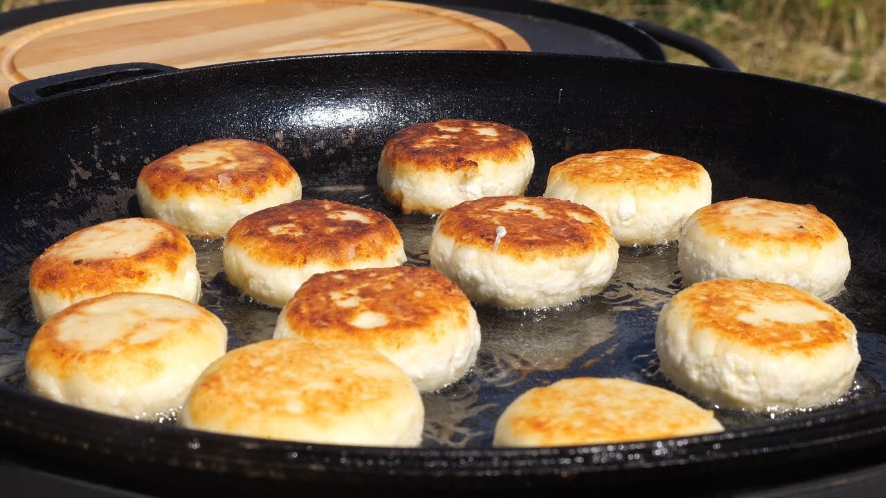 Сирники стають ніжними і повітряними: 1 секретний інгредієнт у тісті і вся рідня — в захваті