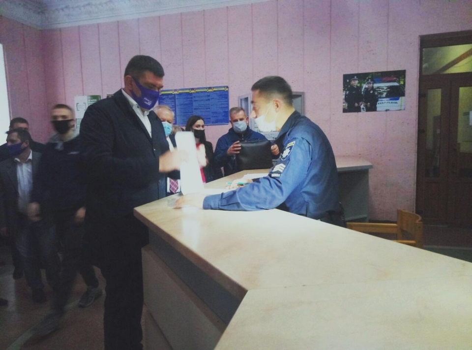 Юрій Вознюк пише заяву до поліції.