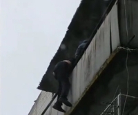 На Рівненщині чоловік хотів стрибнути з п`ятиповерхівки (ВІДЕО)