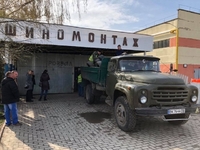 У Рівному зносять шиномонтаж на Макарова (ФОТО/ВІДЕО)