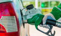 Кілометрові черги на АЗС і обмеження на бензин: у Рівному стає складно заправитись (ВІДЕО)
