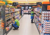 Скільки тепер заробляють касири у польському супермаркеті?